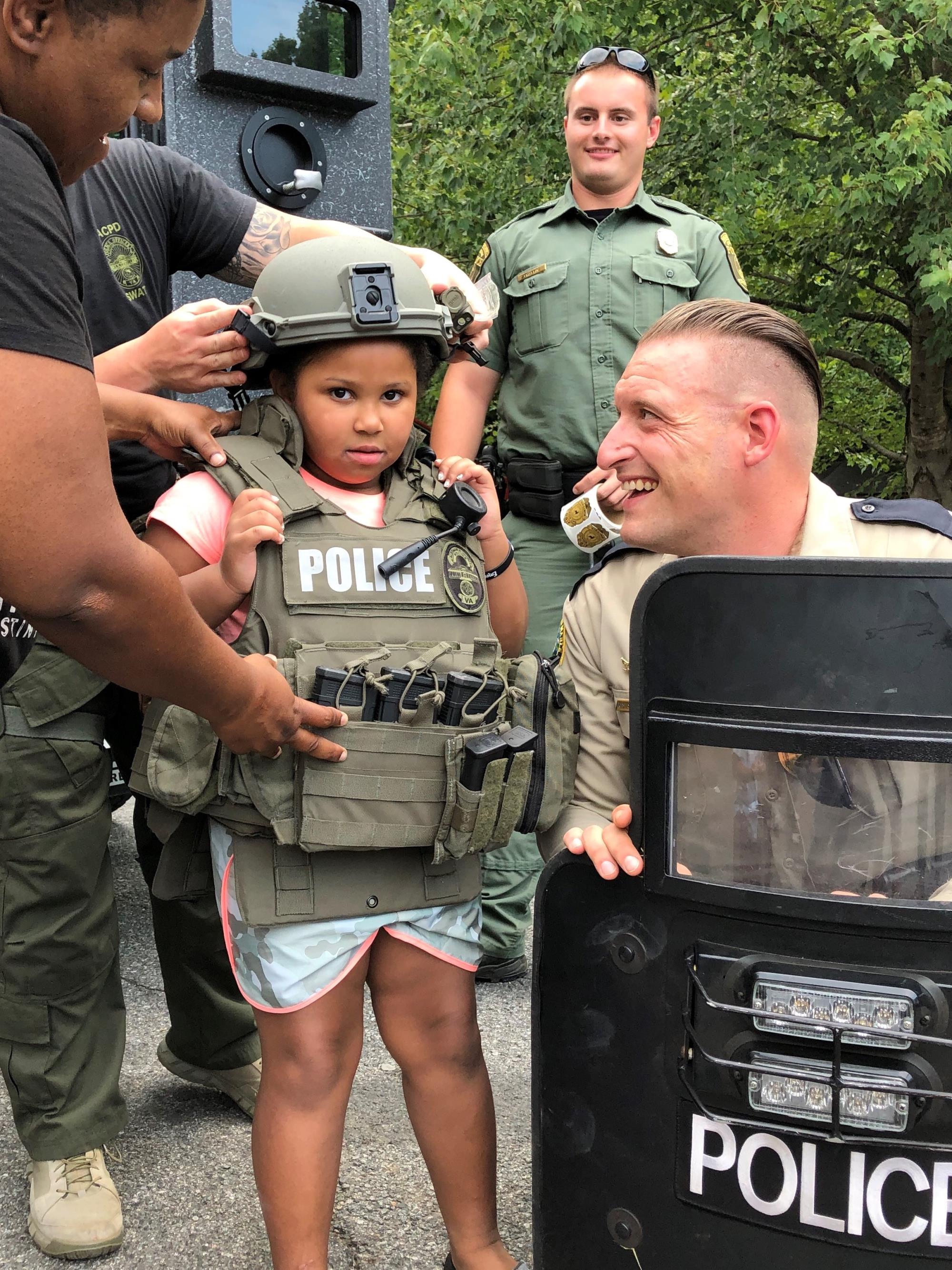 NationalNightOut_ParksEdge_SWAT_SnodgrassWithChildandMother